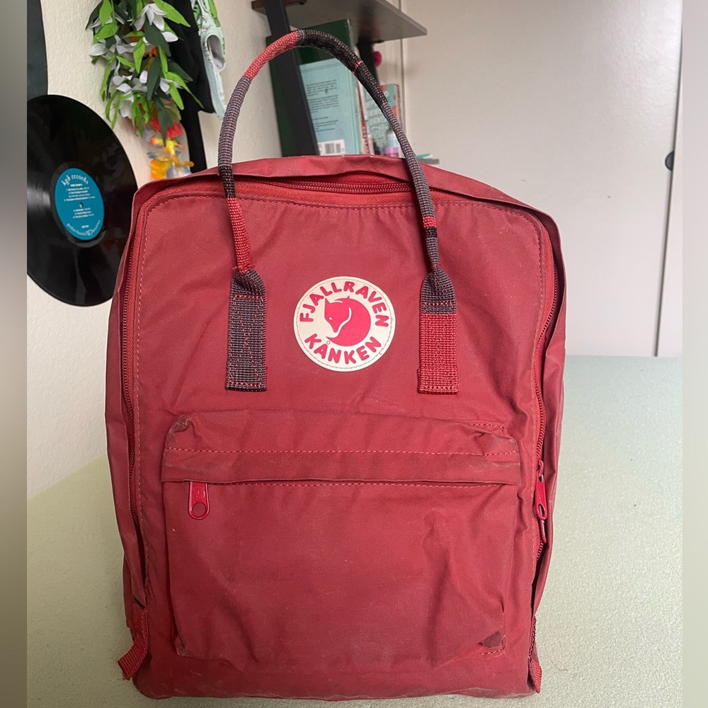 fjällräven kånken maroon backpack